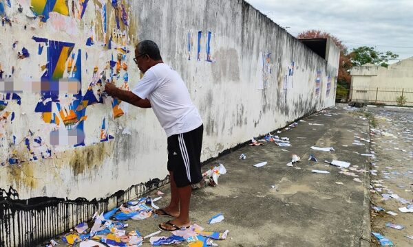 Morador de Feira de Santana retira cartazes eleitorais colados na madrugada: “Uma esculhambação”