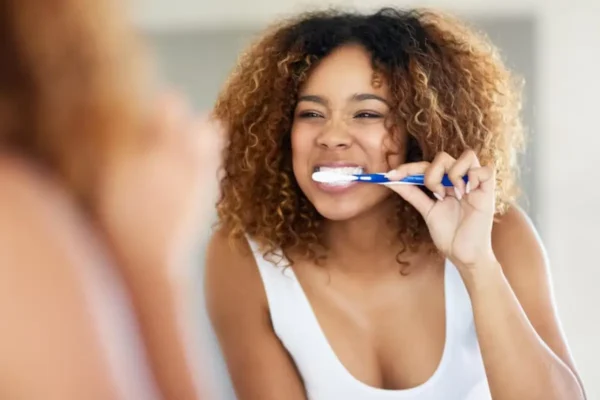 Você comete algum desses 6 erros na escovação? Dentista explica como evitá-los