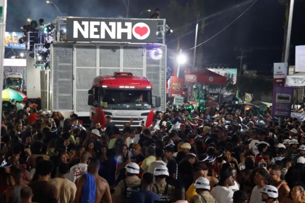 Arrocha romântico do cantor baiano Nenho embalou casais no circuito Maneca Ferreira